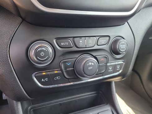 Used 2021 Jeep Cherokee Latitude Plus w/ Mopar Interior Package FWD image 23