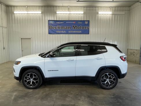 Used 2024 Jeep Compass Limited image 2