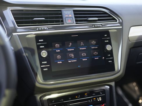 Certified 2024 Volkswagen Tiguan SE w/ Panoramic Sunroof Package AWD/4WD image 14