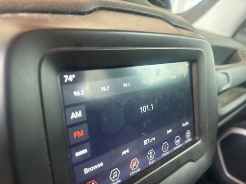 Used 2020 Jeep Renegade Latitude w/ LED Lighting Group FWD image 9