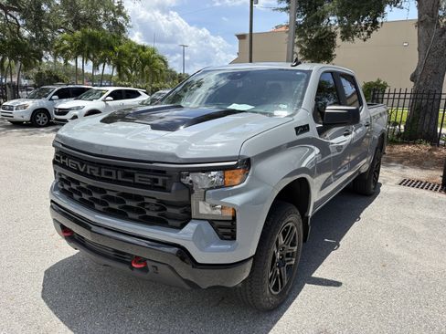 Used 2025 Chevrolet Silverado 1500 Custom Trail Boss w/ LPO, Dark Essentials Package AWD/4WD image 3