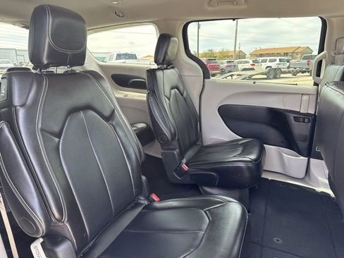 Used 2024 Chrysler Pacifica Touring-L image 17
