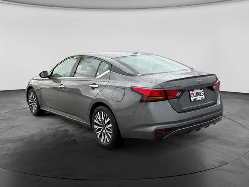 Used 2024 Nissan Altima 2.5 SV FWD image 7