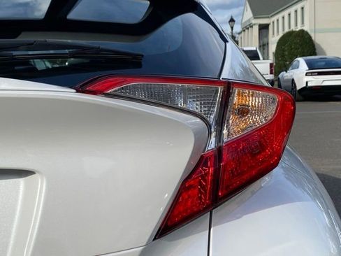 Used 2022 Toyota C-HR XLE image 18