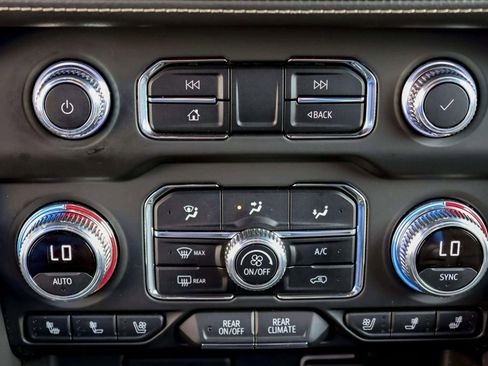 Used 2022 GMC Yukon XL SLT w/ SLT Premium Package image 21