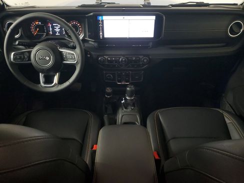 Used 2025 Jeep Wrangler Sahara image 13