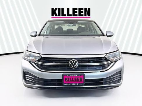 Used 2023 Volkswagen Jetta SE FWD image 2