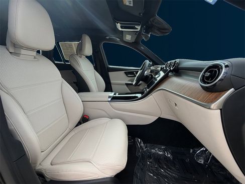 Used 2024 Mercedes-Benz GLC 300 4MATIC image 17