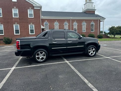 Used 2011 Chevrolet Avalanche LTZ AWD/4WD image 4