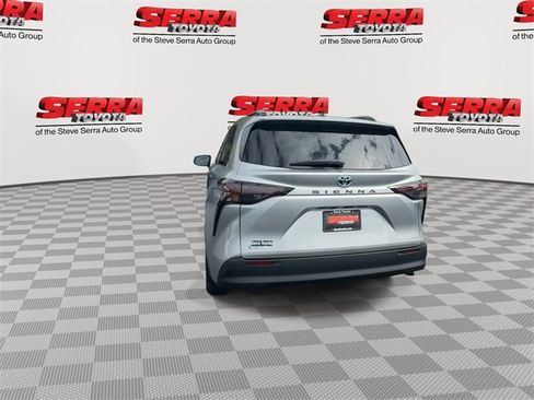 Used 2025 Toyota Sienna XLE image 9