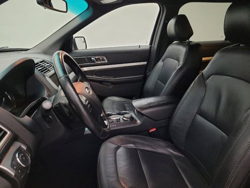 Used 2016 Ford Explorer XLT w/ Equipment Group 202A AWD/4WD image 17