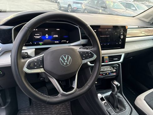 Certified 2025 Volkswagen Taos SE w/ Panoramic Sunroof Package image 15