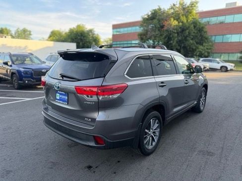 Used 2017 Toyota Highlander XLE w/ Carpet Mat Package AWD/4WD image 5