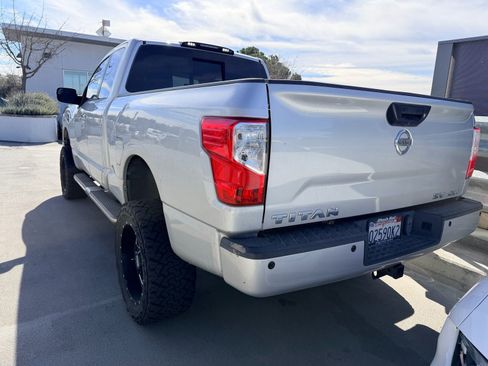 Used 2017 Nissan Titan SV image 4