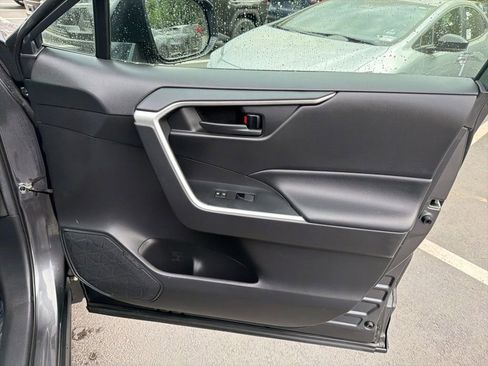 Used 2021 Toyota RAV4 LE AWD/4WD image 9