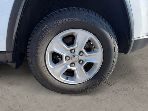 Used 2017 Jeep Grand Cherokee Laredo w/ Quick Order Package 23E image 9