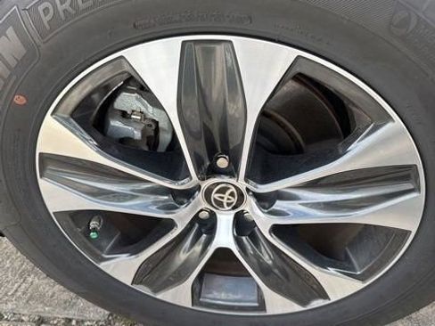 Used 2025 Toyota Highlander XLE image 25