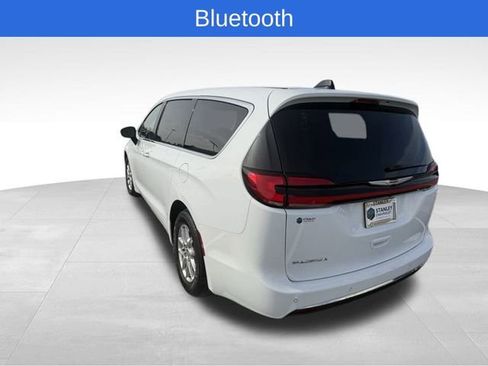 Used 2024 Chrysler Pacifica Touring-L image 6