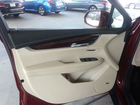 Used 2017 Cadillac XT5 Luxury w/ Driver Awareness Package FWD image 19