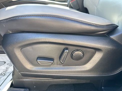 Used 2021 Ford Explorer XLT w/ Equipment Group 202A image 11