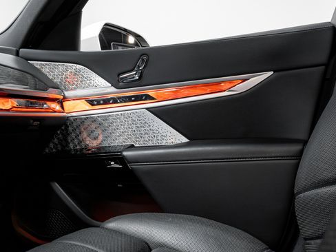 Used 2023 BMW 760i xDrive image 12