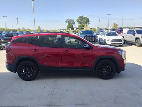 Used 2024 GMC Terrain SLE w/ Driver Convenience Package FWD image 2