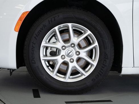 Used 2023 Chrysler Voyager LX image 4