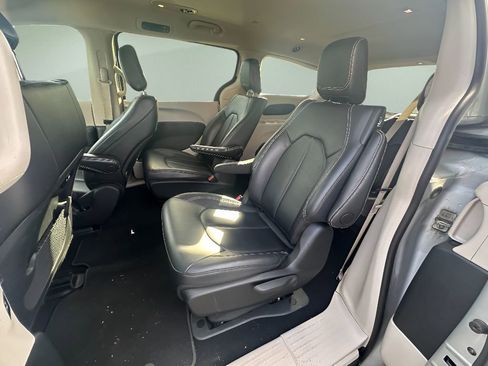 Used 2024 Chrysler Pacifica Select image 26