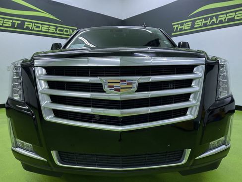 Used 2017 Cadillac Escalade Luxury image 3