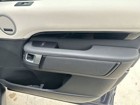Used 2025 Land Rover Discovery S image 39