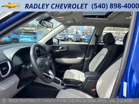 Used 2025 Hyundai Venue SEL image 3
