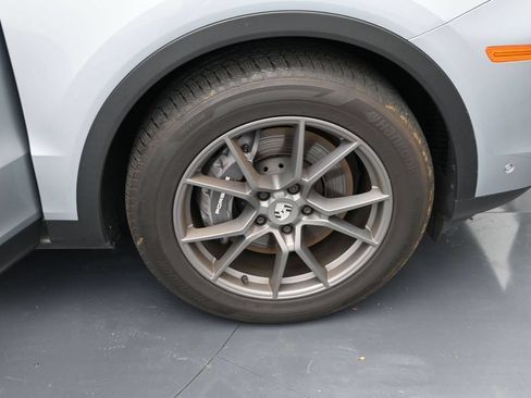Certified 2025 Porsche Cayenne AWD/4WD image 16