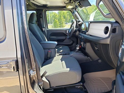 Used 2025 Jeep Gladiator Sport image 16