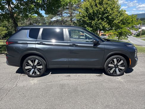 Used 2025 Mitsubishi Outlander SE AWD/4WD image 2