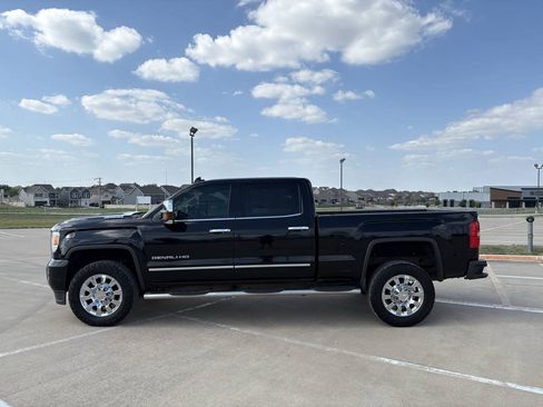 Used 2019 GMC Sierra 2500 Denali w/ Duramax Plus Package AWD/4WD image 2