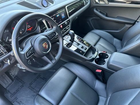 Certified 2025 Porsche Macan image 4