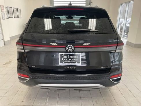 Certified 2025 Volkswagen Taos SE w/ Panoramic Sunroof Package image 3