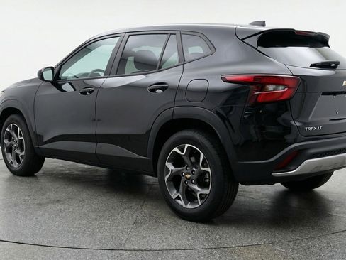 Used 2025 Chevrolet Trax LT w/ LT Convenience Package image 6