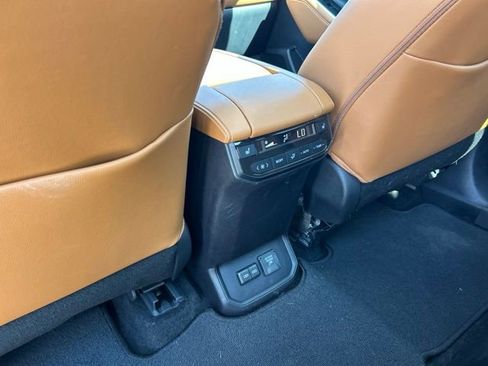 Certified 2024 Toyota Highlander Platinum AWD/4WD image 11
