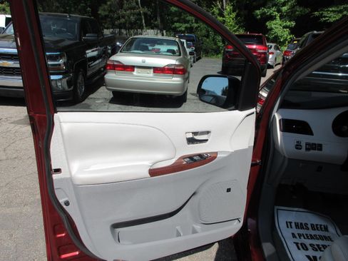 Used 2011 Toyota Sienna XLE w/ Premium Pkg FWD image 9