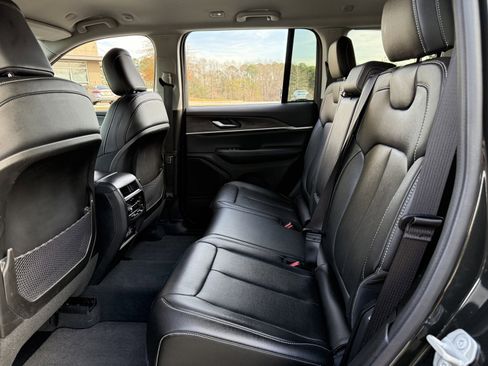 Used 2023 Jeep Grand Cherokee Limited image 37