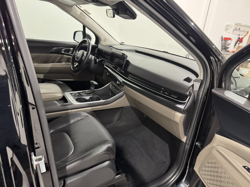 Used 2025 Kia Carnival FWD image 23