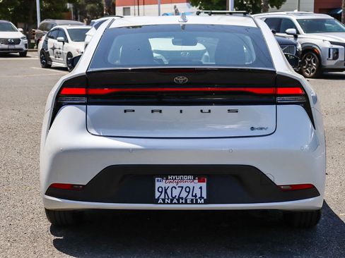 Used 2025 Toyota Prius LE FWD image 7