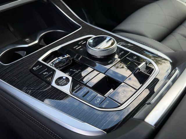 Used 2026 BMW X7 xDrive40i w/ M Sport Package AWD/4WD image 28