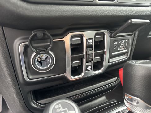 Used 2025 Jeep Gladiator Sport AWD/4WD image 19