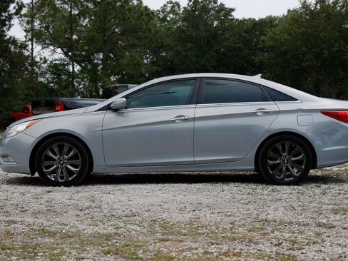 Used 2011 Hyundai Sonata SE w/ Navigation & Sunroof Pkg 4 FWD image 3