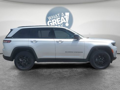 Used 2025 Jeep Grand Cherokee Altitude AWD/4WD image 2