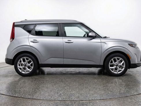 Used 2025 Kia Soul LX w/ LX Technology Package FWD image 11