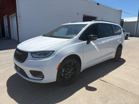 New 2026 Chrysler Pacifica Limited w/ S Appearance Package AWD/4WD image 1