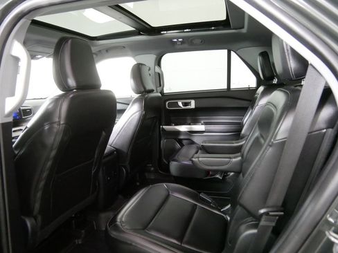 Used 2022 Ford Explorer XLT image 17